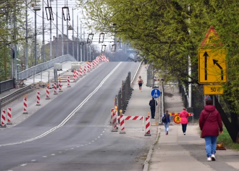 Придется мириться: пробки на рижском Деглавском мосту будут аж до середины 2023 года