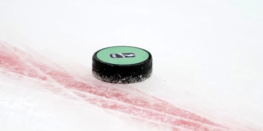 IIHF aizrāda Krievijai par karu atbalstošu plakātu lietošanu valstī notiekošajās hokeja spēlēs