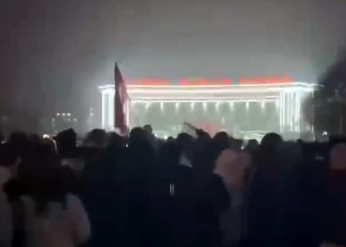Pēc nāvējošā ugunsgrēka daudzstāvu mājā Ķīnu satricinājuši Covid ierobežojumu protesti