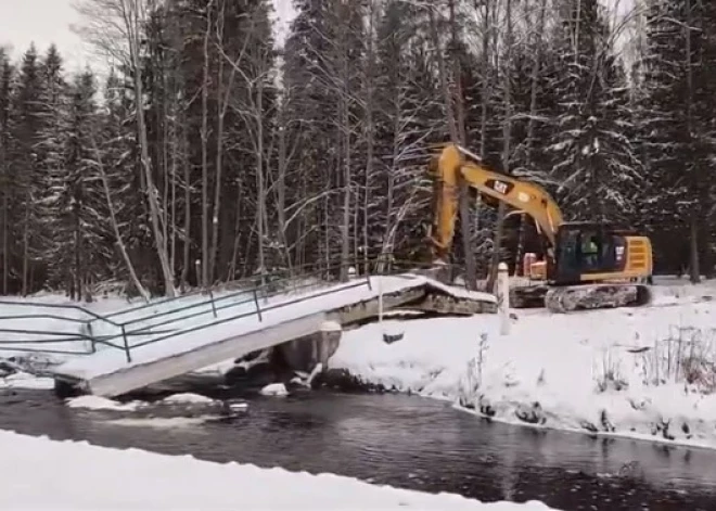 В Латвии снесли пешеходный мост на Кургане Дружбы, установленный на границе с Россией и Беларусью