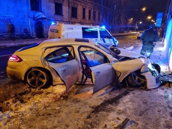 Avārija Astrīda Briāna ielā 10, kur autovadītājs nesavaldīja transportlīdzekli un notrieca ceļa zīmi. Šoferis kopā ar pasažieri pameta notikuma vietu pirms ieradās policija.