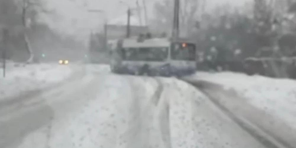 ВИДЕО: в Зиепниеккалнсе троллейбус начал скользить по дороге и зацепил столб