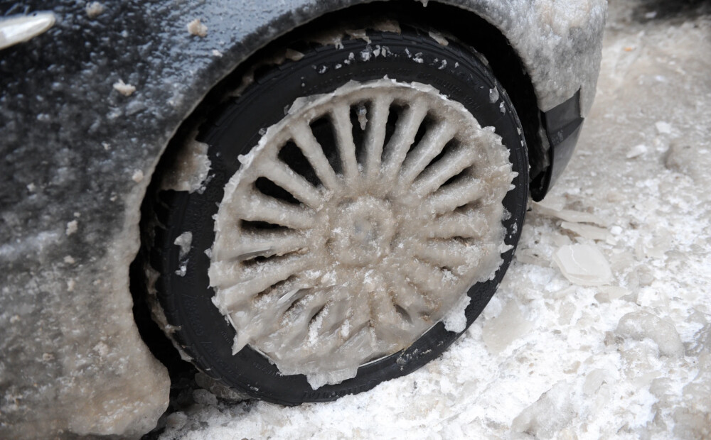 Ilgstošas snigšanas dēļ sarežģīti braukšanas apstākļi ir lielākajā daļā Latvijas