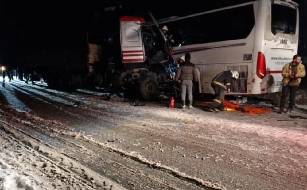 Autobusa un kravas auto avārijā Ainažos cietuši 26 cilvēki; viens gājis bojā