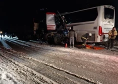 Autobusa un kravas auto avārijā Ainažos cietuši 26 cilvēki; gājis bojā šoferis