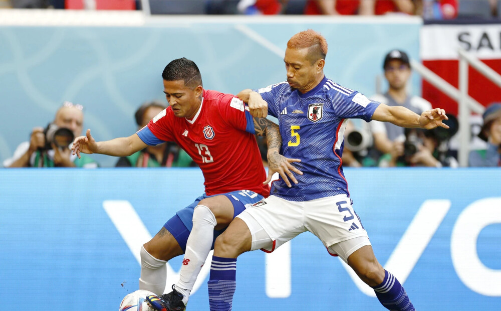 Kostarikas futbolisti ar vēliem vārtiem uzvar Japānu un saglabā izredzes iekļūt astotdaļfinālā
