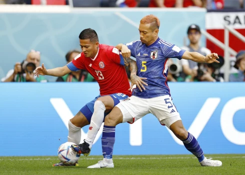 Kostarikas futbolisti ar vēliem vārtiem uzvar Japānu un saglabā izredzes iekļūt astotdaļfinālā