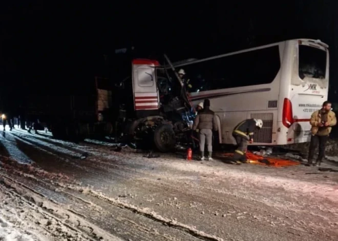 Ainažos satiksmes negadījumā avarējušajā autobusā bija Ukrainas karavīri