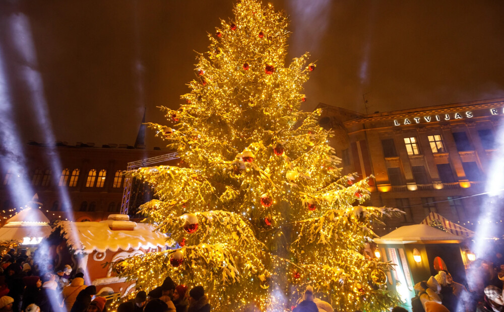 FOTO: Rīgā iedegta galvenā Ziemassvētku egle un sācies svētku gaidīšanas laiks