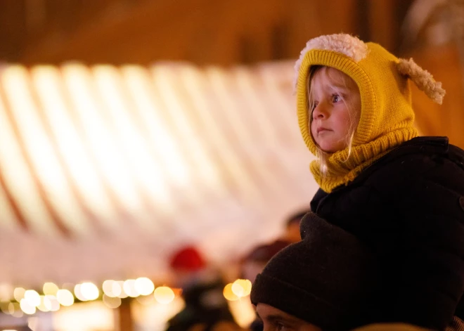 27.11.2022 Doma laukums, Rîgas galvenâs egles iedegðana, Ziemassvçtku tirdziòa atklâðana