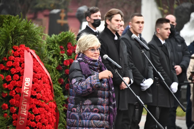 Savulaik populārā pasaciņu stāstītāja Maskavas televīzijā Andželīna Vovka nu prāto, kā pasaku tēlus izmantot karā pret Ukrainu.