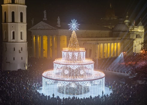 Lietuvas galvaspilsēta 26. novembrī iededza savu galveno Ziemassvētku egli.