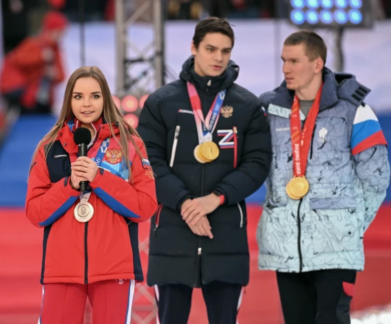  Atšķirībā no skandalozā peldētāja Jevgēņija Rilova (pa vidu) Aleksandra Boļšunova (pa labi) apģērbu propagandas koncertā nerotā - Z burts.