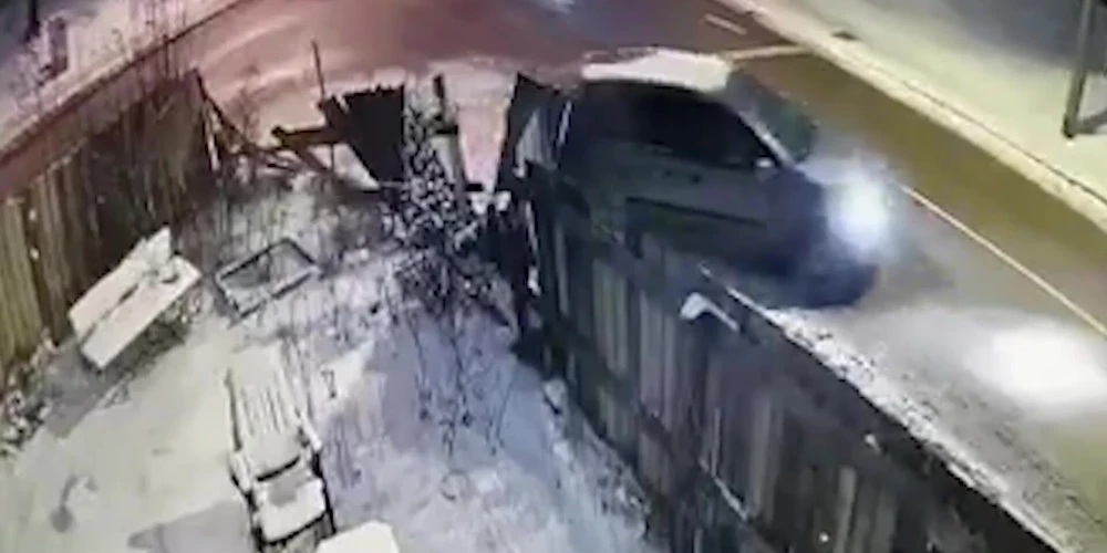 На опасном перекрестке в Шампетерисе водители постоянно сносят забор дома и скрываются