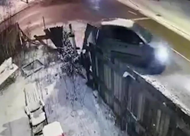 На опасном перекрестке в Шампетерисе водители постоянно сносят забор дома и скрываются
