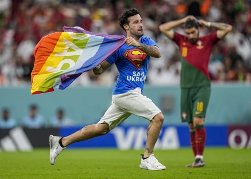 Homoseksuālismu krimināli sodošajā Katarā ekstrēms futbola līdzjutējs laukumā izskrien ar varavīksnes karogu