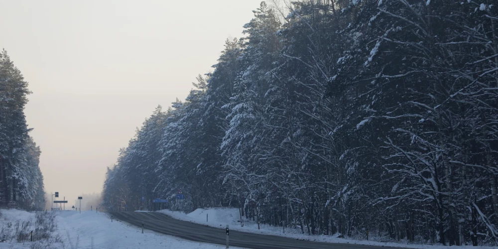 Sniegs un apledojums vietām Kurzemē  apgrūtina braukšanu