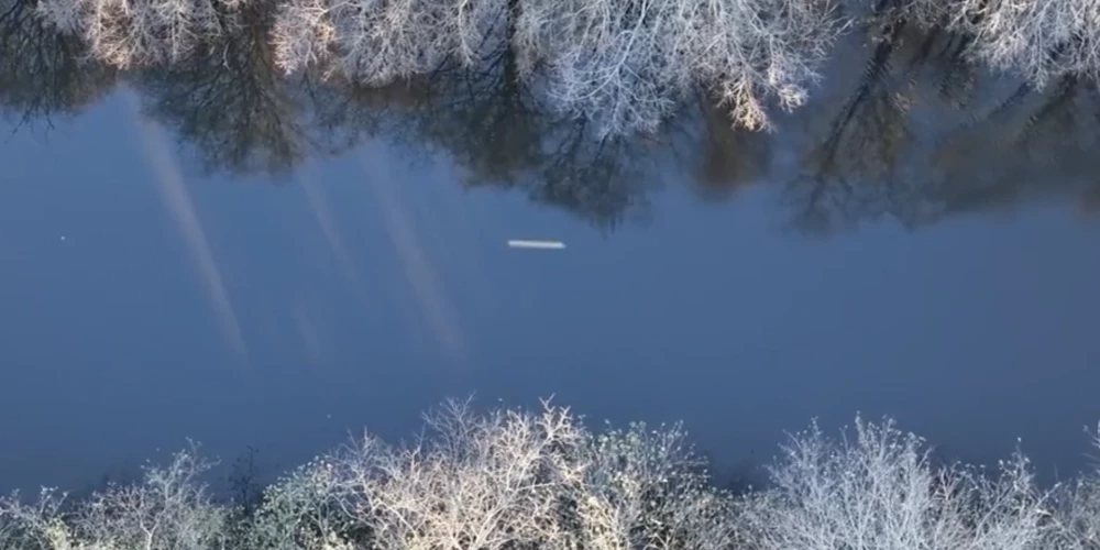 Объект летел на большой скорости над рекой. (Фото: скриншот видео Twitter)