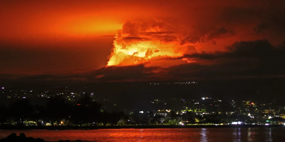 Pelni un lava sākuši izplūst no pasaulē lielākā aktīvā vulkāna - Maunaloa vulkāna Havaju salu arhipelāgā.