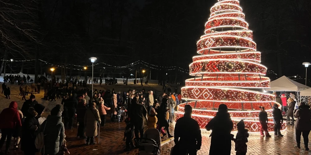 Krievijas propagandisti krāšņajā Lielvārdes eglē pamanījuši briesmu lietas.