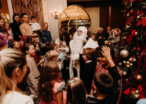 FOTO: viesnīcā Kempinski Riga bērni iededz Ziemassvētku egli