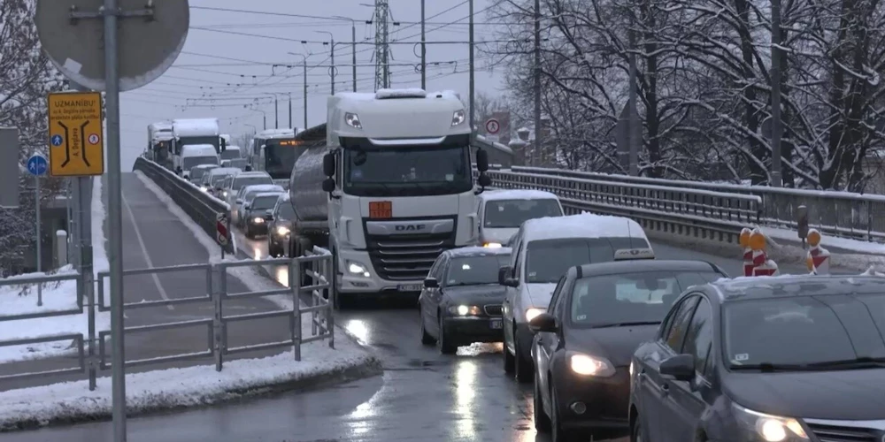  В утренние часы водители тратят на проезд по эстакаде практически час