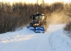 Daudzviet Latvijā autoceļi sniegoti un apledojuši