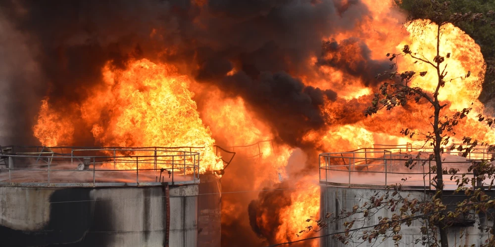 В Брянской области загорелись резервуары с нефтепродуктами