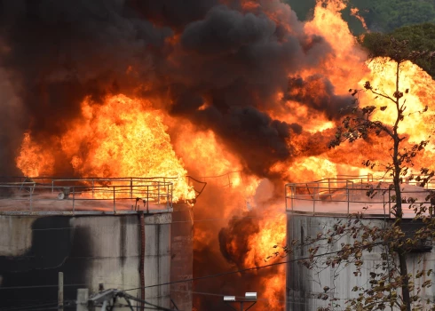 В Брянской области загорелись резервуары с нефтепродуктами