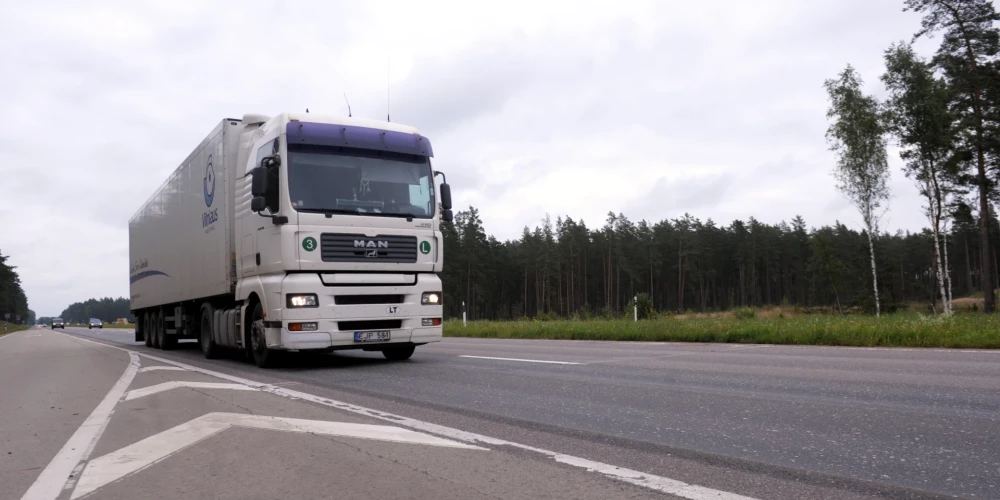 Policija uz Tallinas šosejas apturējusi kravas auto vadītāju 2,75 promiļu reibumā