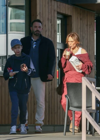 Dženifera Lopesa ar vīru Benu Afleku un dēlu Maksu.
