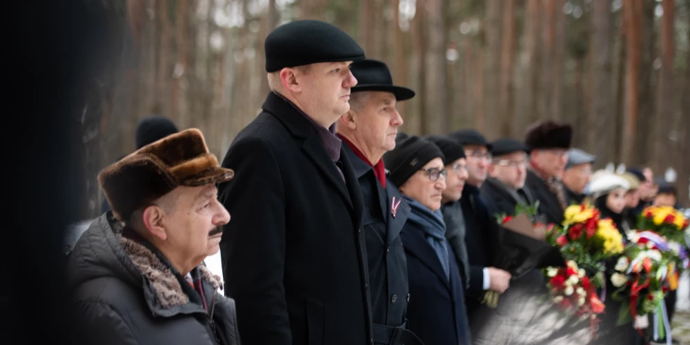 Rumbulā piemin Rīgas geto ieslodzīto iznīcināšanas gadadienu
