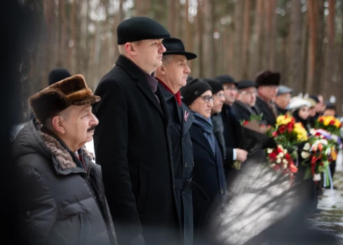 FOTO: amatpersonas piemin vienu no drūmākajām dienām Latvijas vēsturē