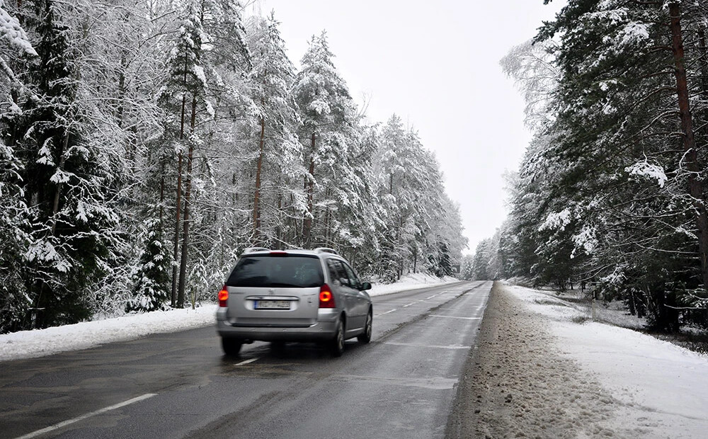 1. decembra rītā Gulbenes apkārtnē autoceļi vietām ir sniegoti un apledo