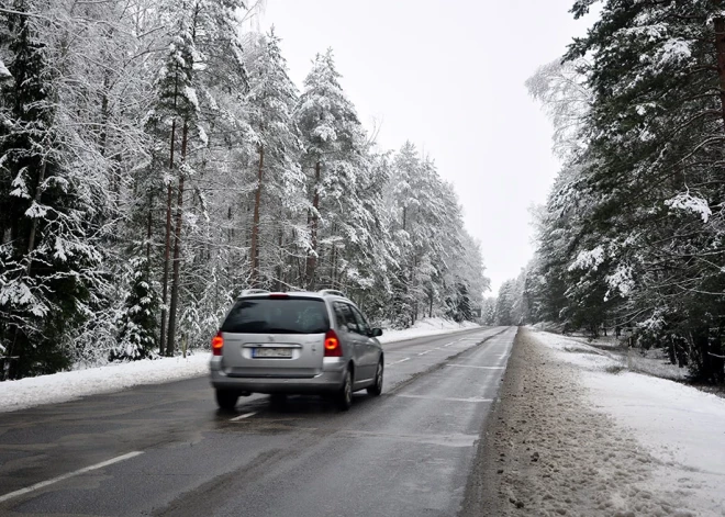 1. decembra rītā Gulbenes apkārtnē autoceļi vietām ir sniegoti un apledo