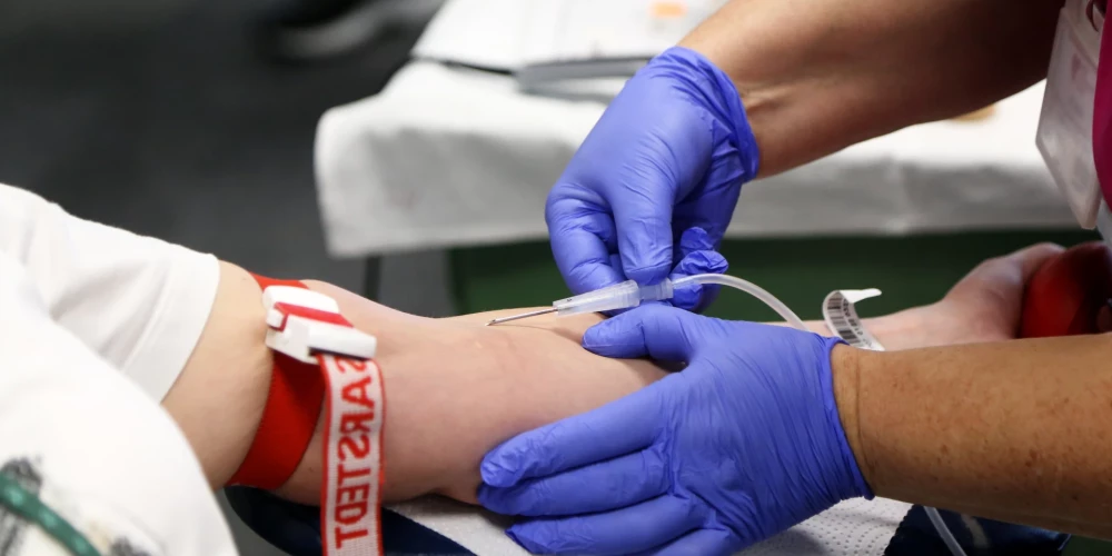 Lūdz rast iespēju ziedot asinis, lai palīdzētu cīņā par smagi slimu pacientu dzīvībām