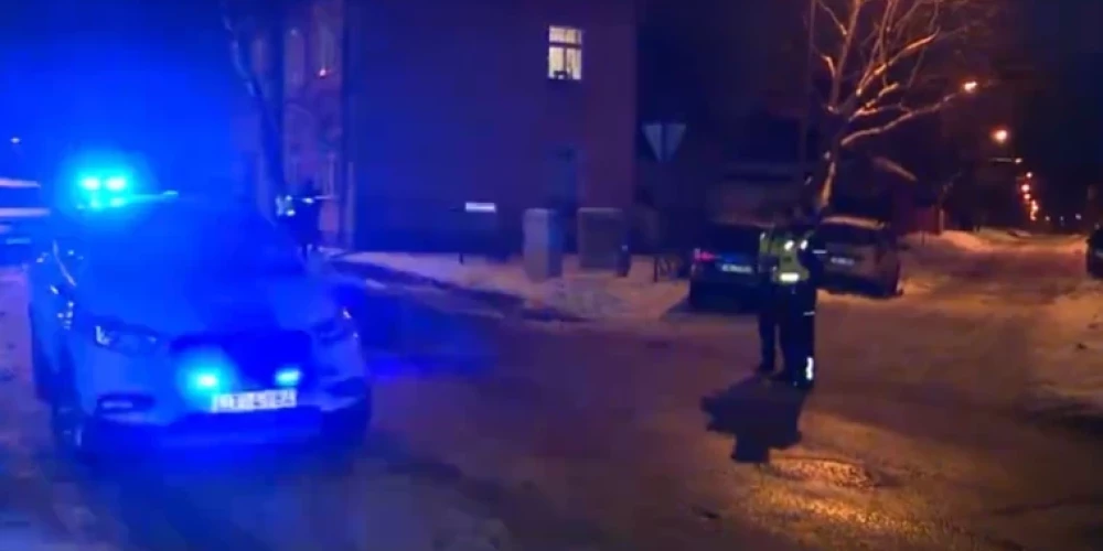 В пятиэтажном жилом доме в Болдерае 29 ноября откололась и упала на чердак панель крыши. (Фото: скриншот видео)