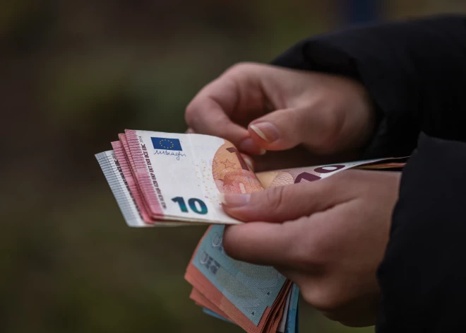 Vidējā bruto darba samaksa valstī ir 1384 eiro. Kurās nozarēs tad maksā visvairāk?