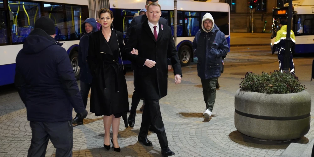 Edvards Smiltēns un Kristīne Smiltēna ierodas uz 18. novembra koncertu Latvijas Nacionālajā teātrī.