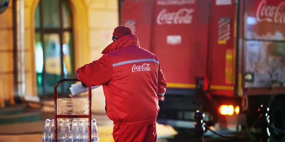 Грузовики Coca-Cola регулярно появляются по всему миру на новогодние праздники