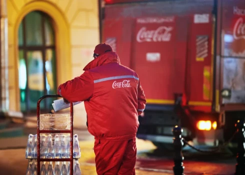 ВИДЕО: в Бухаресте на ходу загорелся рождественский грузовик Coca-Cola