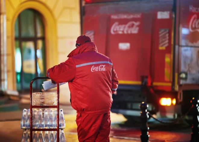 ВИДЕО: в Бухаресте на ходу загорелся рождественский грузовик Coca-Cola