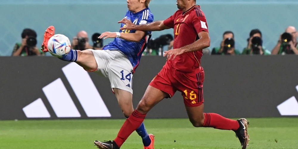 Japānas un Spānijas futbolisti iekļūst Pasaules kausa "play-off" turnīrā; Vācija dodas mājās