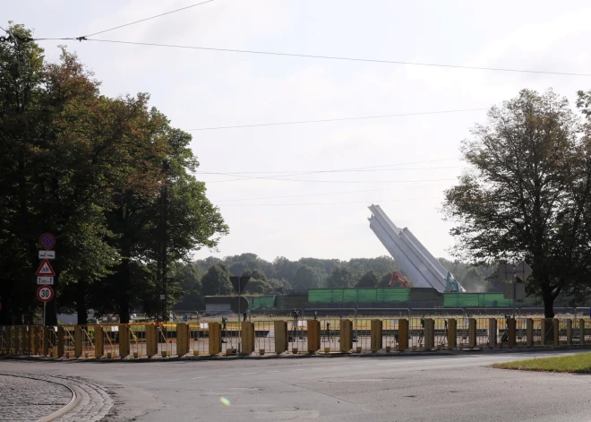 Par okupācijas režīmu slavinošu objektu demontāžu pašvaldībām izmaksās 645 053 eiro