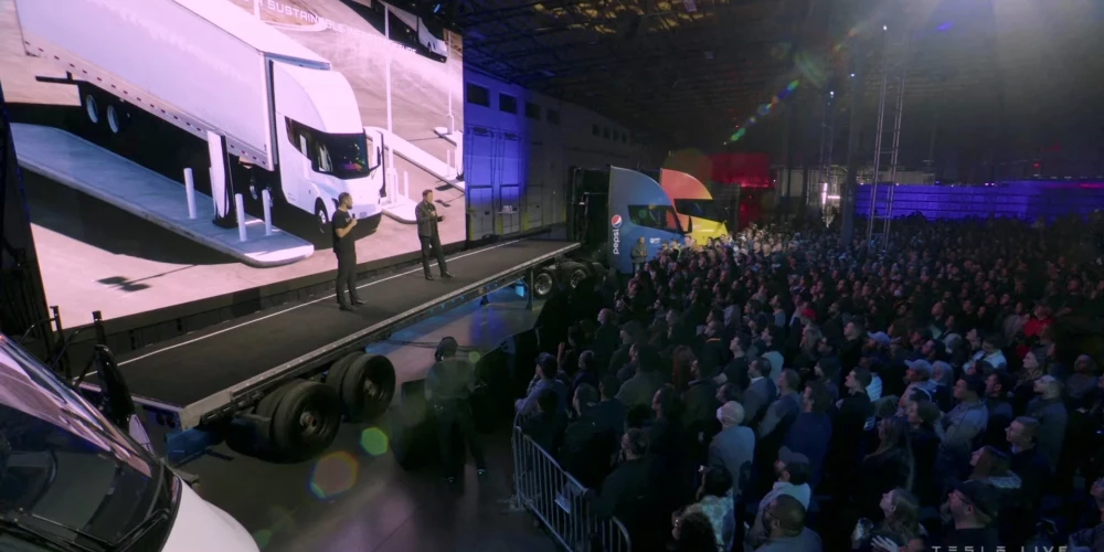 Tesla izpilddirektors Īlons Masks runā tiešraidē Tesla Semi elektriskā kravas automobiļa atklāšanas laikā Nevadā, ASV, 2022. gada 1. decembrī.