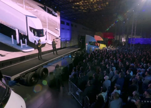 "Tesla" piegādā "PepsiCo" pirmo elektrisko kravas automobili