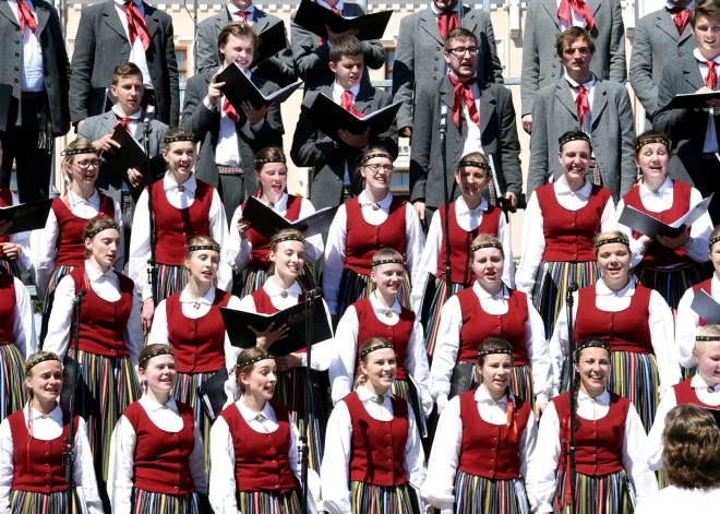 Zināmi Dziesmu un Deju svētku virsdiriģenti un virsvadītāji. Gaidāmas daudzas debijas