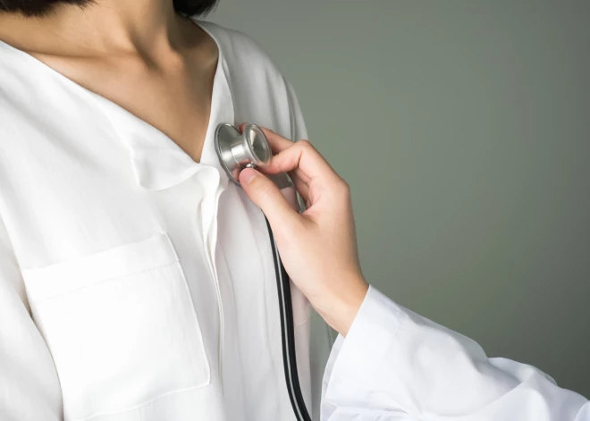 Atmetot daudzu cilvēku ikdienā piekoptu paradumu, sirds slimību risku var samazināt par piektdaļu