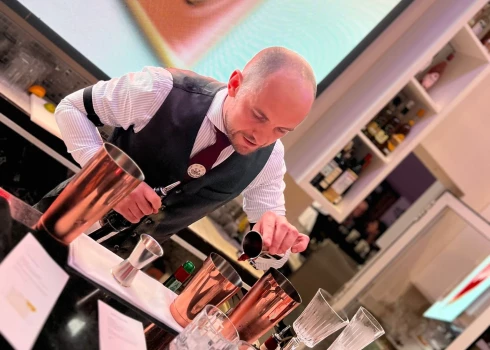 Stasis Jonāns, pagatavojot zema satura alkohola kokteili, kas tika atzīts par labāko pasaulē.