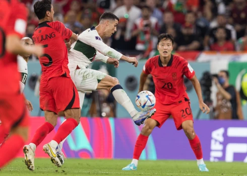 Dienvidkorejas futbolisti izrauj uzvaru pār Portugāli un liedz Urugvajai iekļūt astotdaļfinālā